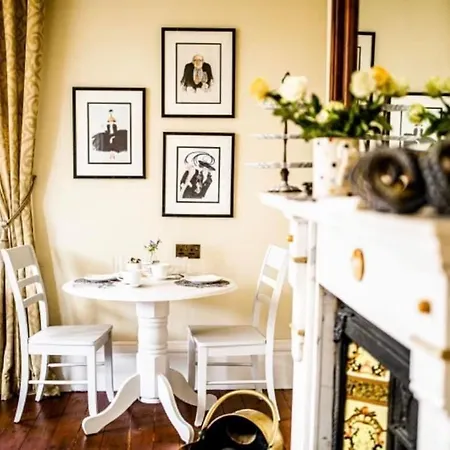 惠特比阿博特斯雷旅馆 4*